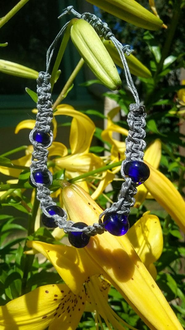 Stormy - cobalt glass bead in gray hemp