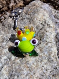 Frog with crown keychain