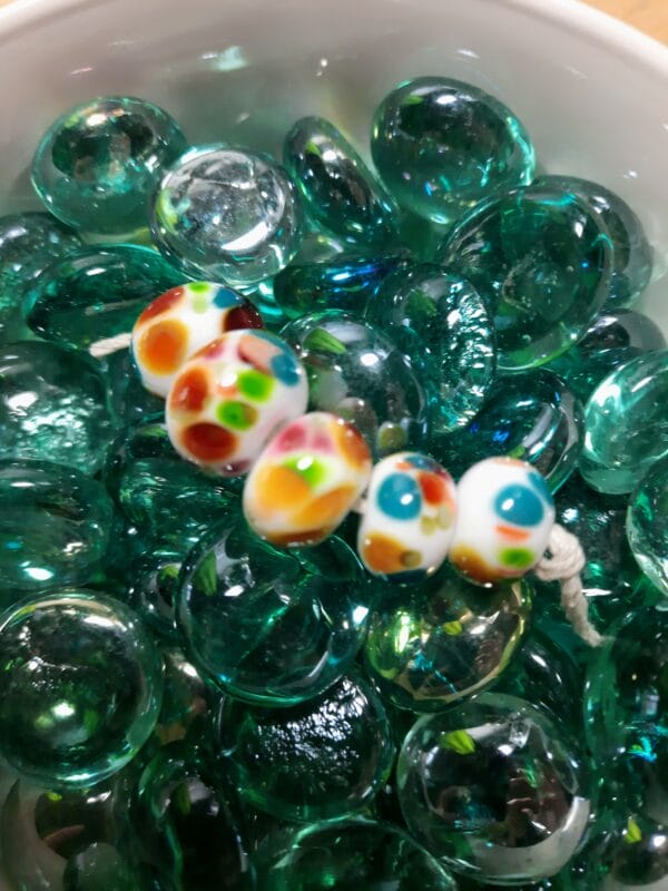 Garden view on white 5 bead set